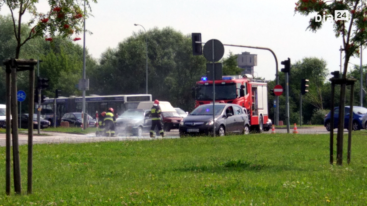 Akcja gaszenia samochodu na&nbsp;skrzyżowaniu Popiełuszki i&nbsp;Hetmańskiej /fot. Bia24/