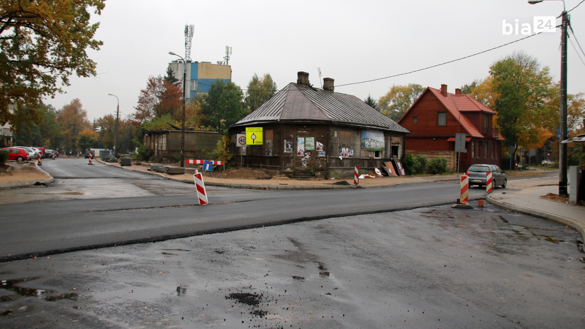 Skrzyżowanie Piasta ze&nbsp;Skorupską - asfalt, miejsce pod rondo i&nbsp;drewniane byłe domy... /fot. H. Korzenny/