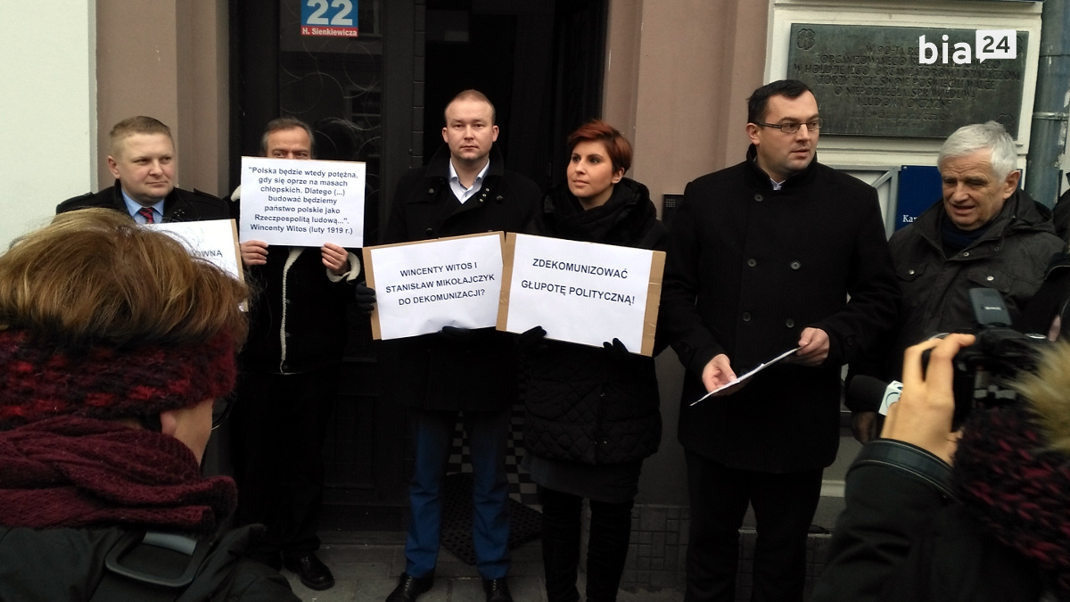 Briefing prasowy działaczy PSL przed tablicą na&nbsp;budynku przy ul Sienkiewicza 22 /fot. H. Korzenny/
