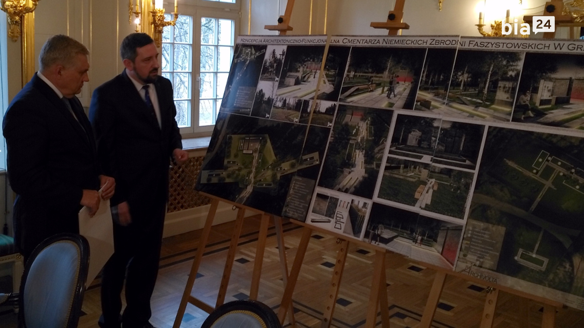 Prezydent Białegostoku i&nbsp;burmistrz Supraśla oglądają projekt /fot. H. Korzenny/
