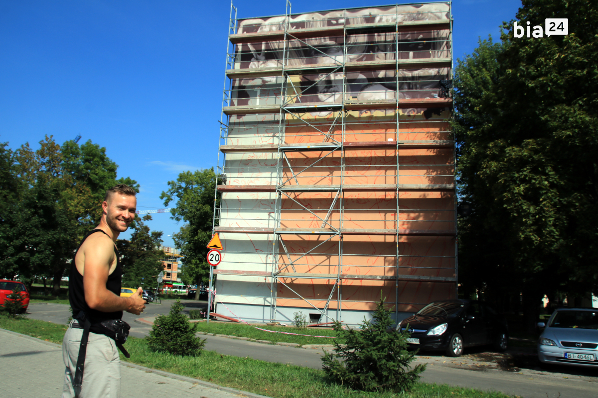 Jarosław Fabiś na&nbsp;tle swojego muralu przy ul. Zwierzynieckiej 1 /fot. H. Korzenny/