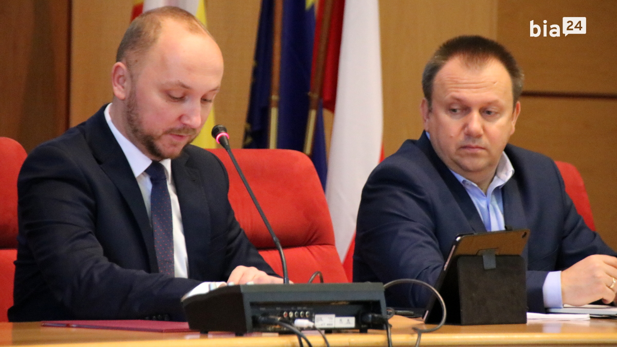 Przewodniczący rady Łukasz Prokorym (z&nbsp;lewej) prowadzi obrady 29.11.2018 /fot. archiwum Bia24/