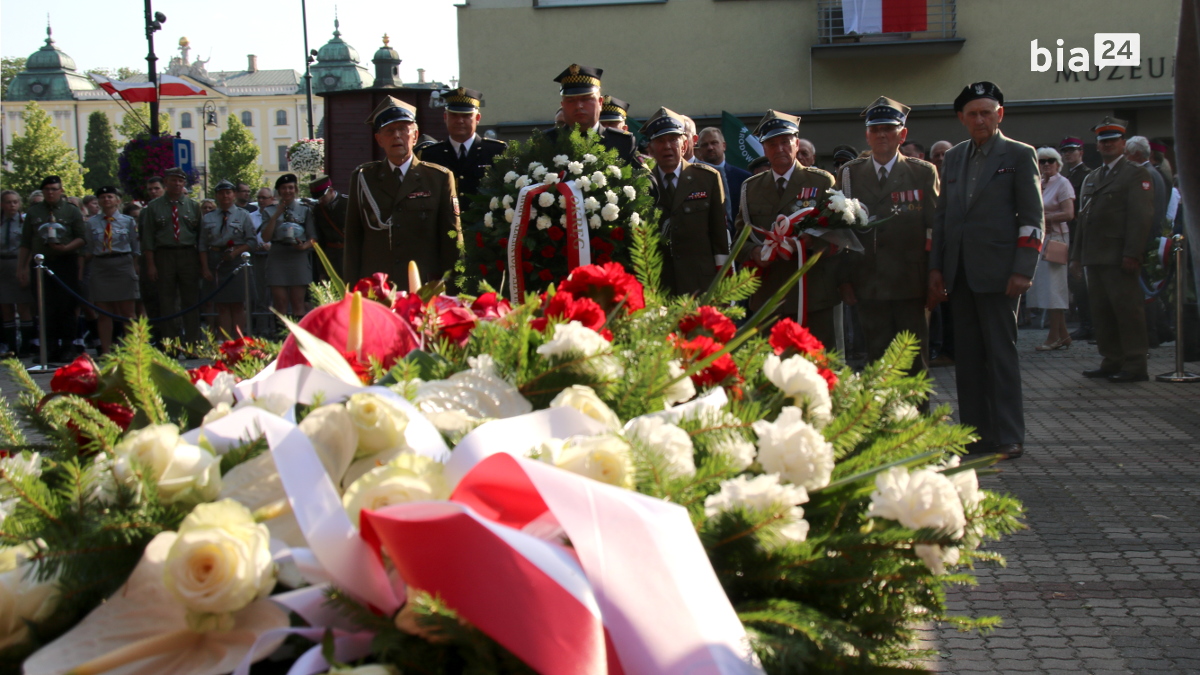 Uroczystości przed pomnikiem żołnierzy Armii Krajowej 1 sierpnia 2017 r. /fot. archiwum Bia24/