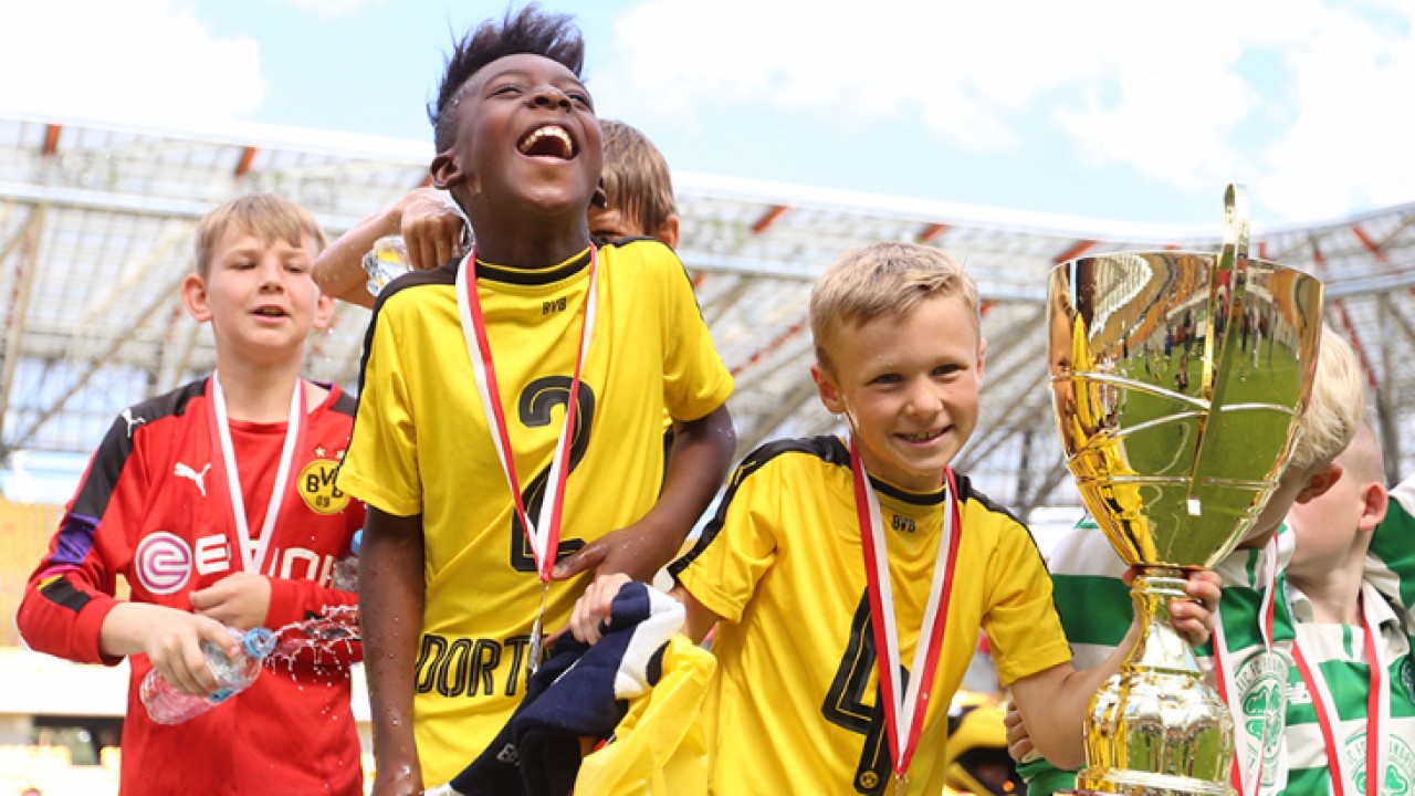 Tak ze zwycięstwa w Jaga Cup 2017 cieszyli się młodzi piłkarze Borussii Dortmund. /fot.Biuro Prasowe Jagiellonii Białystok/