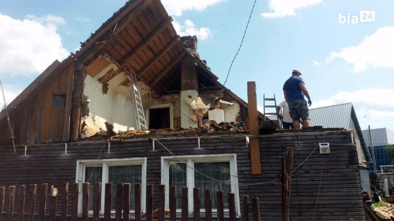 Zaczęła się rozbiórka zniszczonego dachu /fot. Bia24/