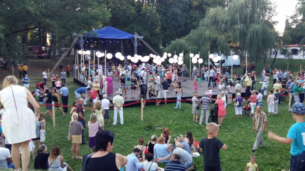 Poprzednia potańcówka w Ogrodzie Branickich odbyła się w czerwcu, w ramach Dni Miasta Białegostoku. Na parkiecie bawili się młodsi i starsi białostoczanie /foto. Radio Akadera/