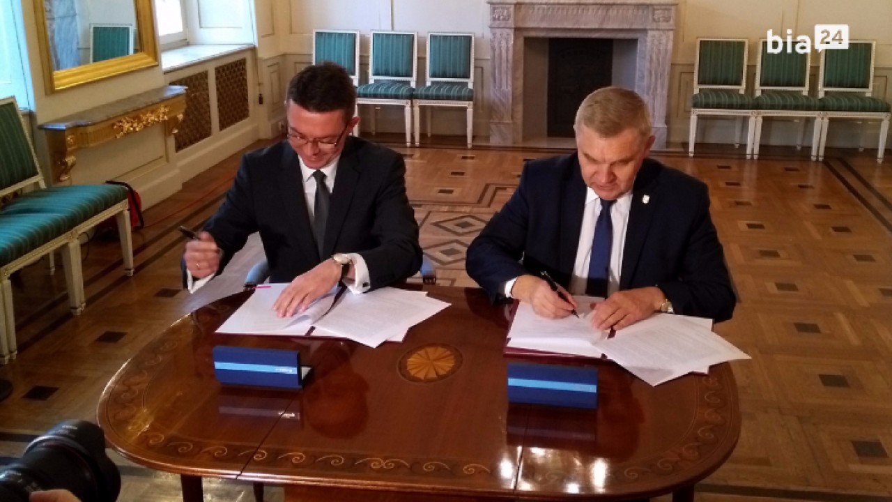 Podpisanie umowy na budowę pasa startowego na lotnisku Krywlany /fot. H. korzenny/