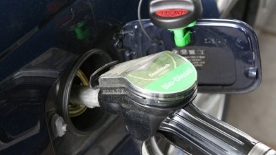 Rząd chce wprowadzić nową opłatę do&nbsp;paliwa. Kto zyska, a&nbsp;kto straci?