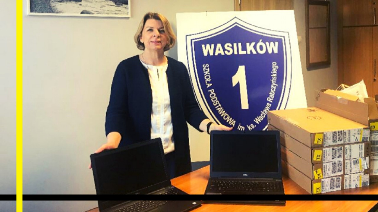 Lucyna Bejm, dyrektor Szkoły Podstawowej nr 1 w Wasilkowie z laptopami od gminy /fot. UM Wasilków/