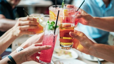 Obalamy mity: czy wolno mieszać kolorowe alkohole?