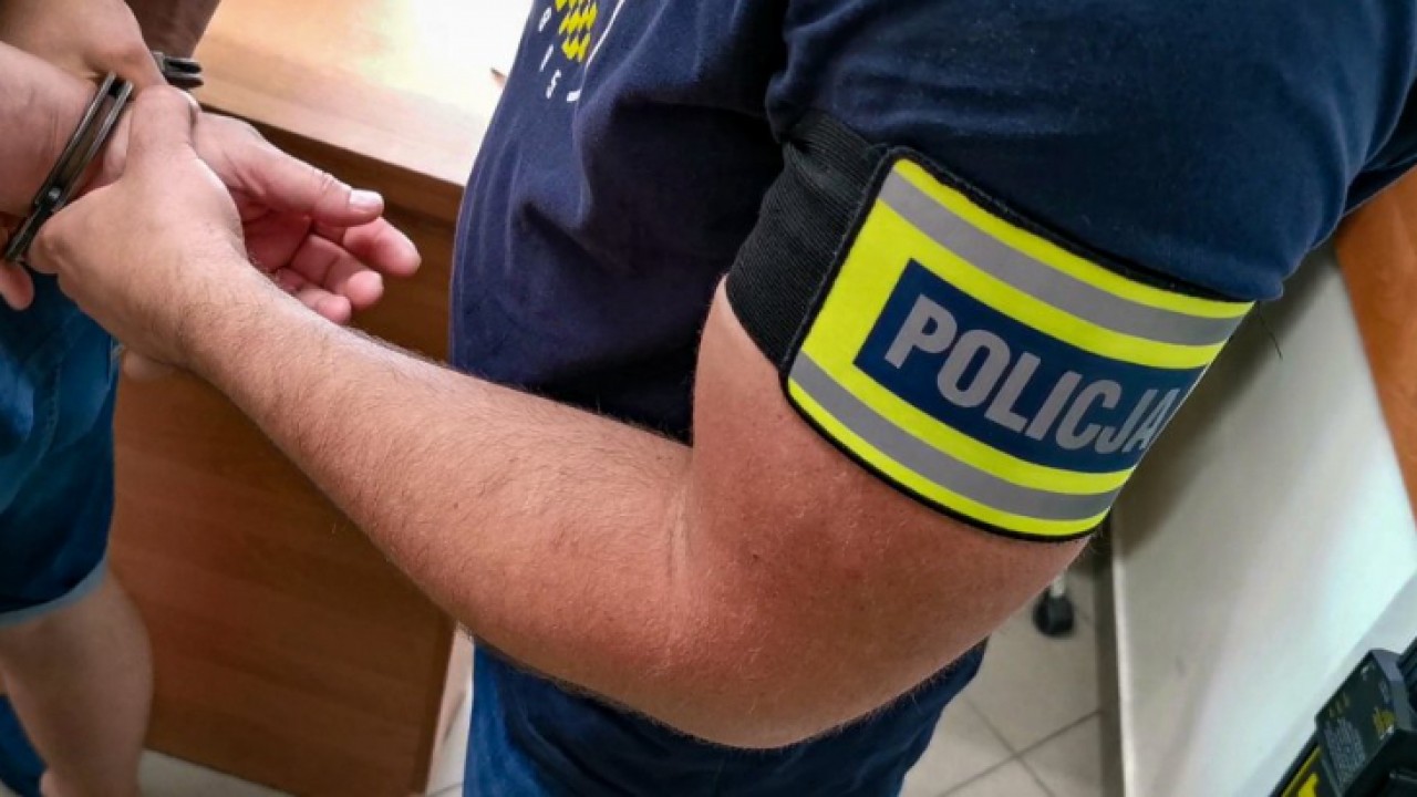 Policja zatrzymała dwóch mężczyzn podejrzanych o oszustwo /fot. KMP Białystok/ 