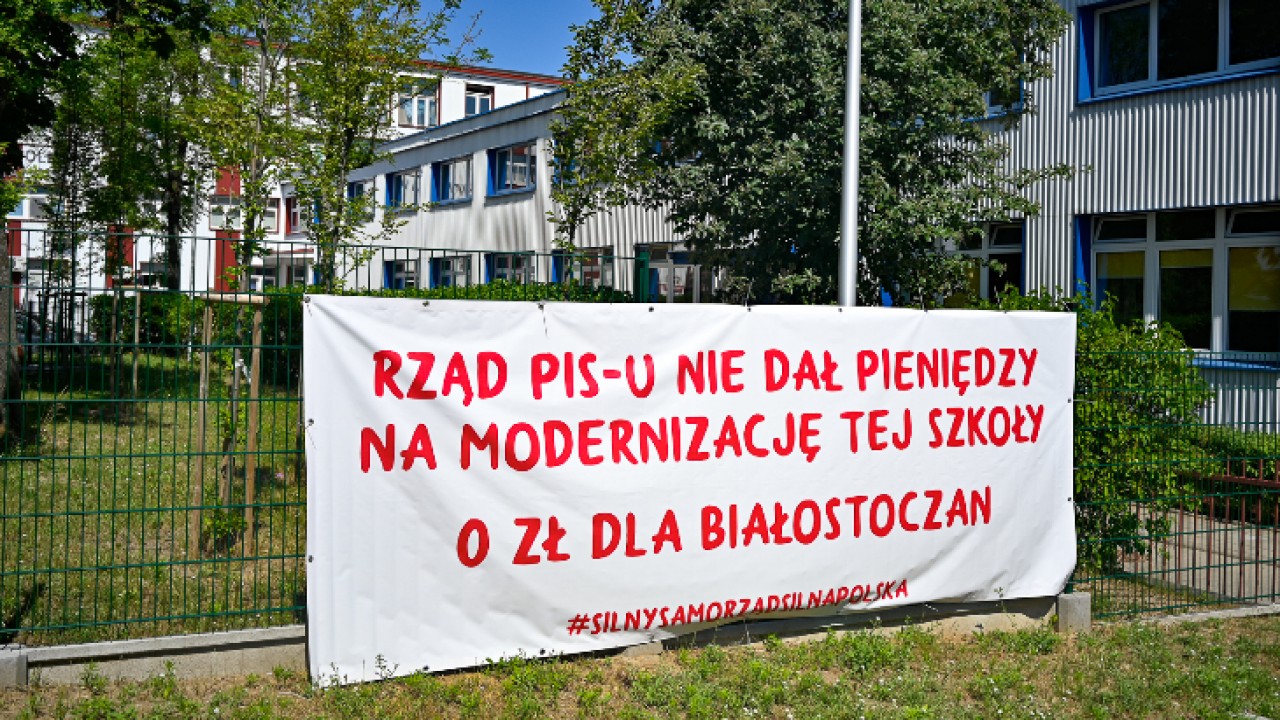 Baner na ogrodzeniu jednej z białostockich szkół /fot. UM Białystok/
