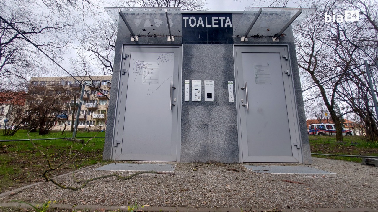 Toaleta publiczna przy ul. Legionowej - przed demontażem [fot. Bia24]