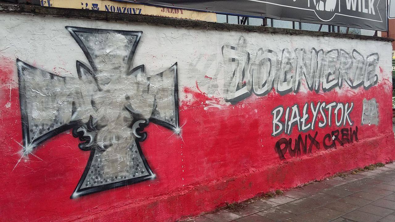 Widoczne uszkodzenia muralu (od&nbsp;strony ul. Sienkiewicza) /fot. Bia24.pl/