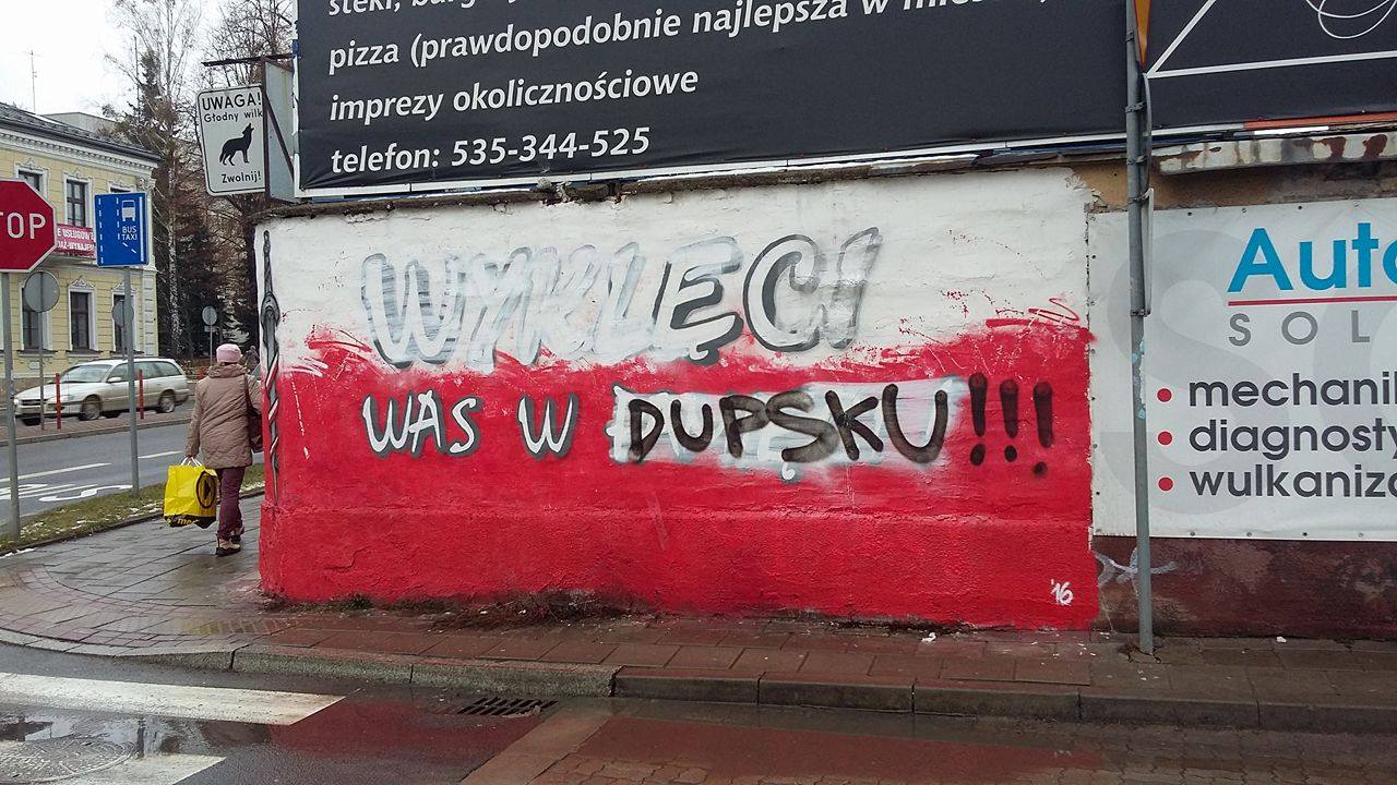 Uszkodzony mural - widok od&nbsp;strony ul. Starobojarskiej /fot. Bia24.pl/