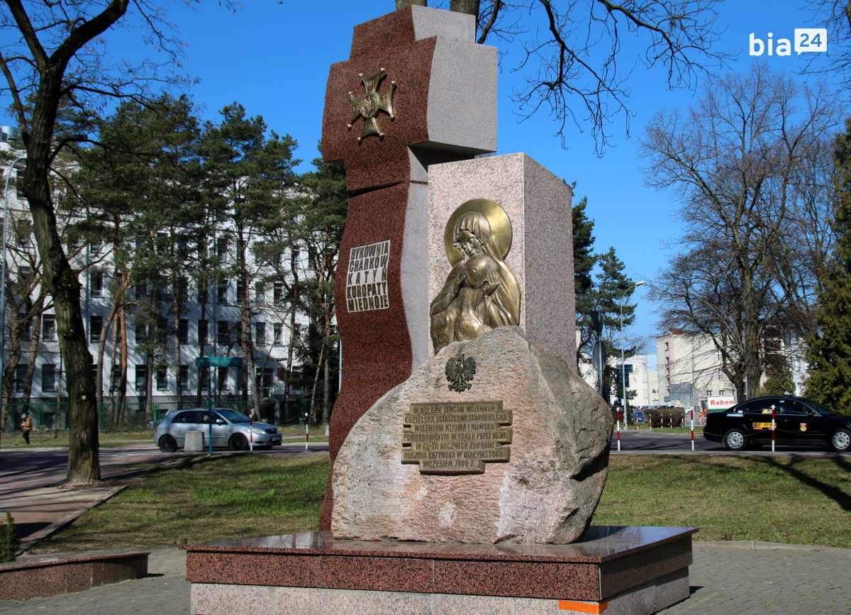 Pomnik i&nbsp;Krzyż Katyński /fot. H. Korzenny/