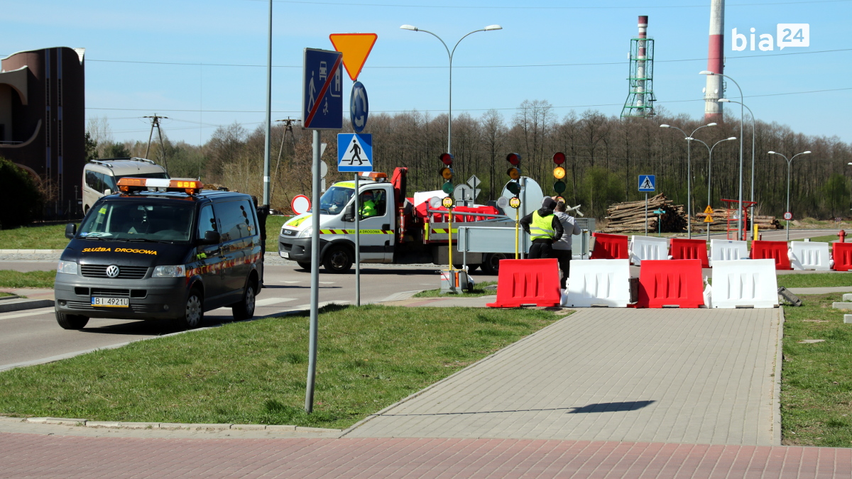 Ustawianie sygnalizacji świetlnej na&nbsp;skrzyżowaniu ulic: Paderewskiego - Pułaskiego /fot. H. Korzenny/