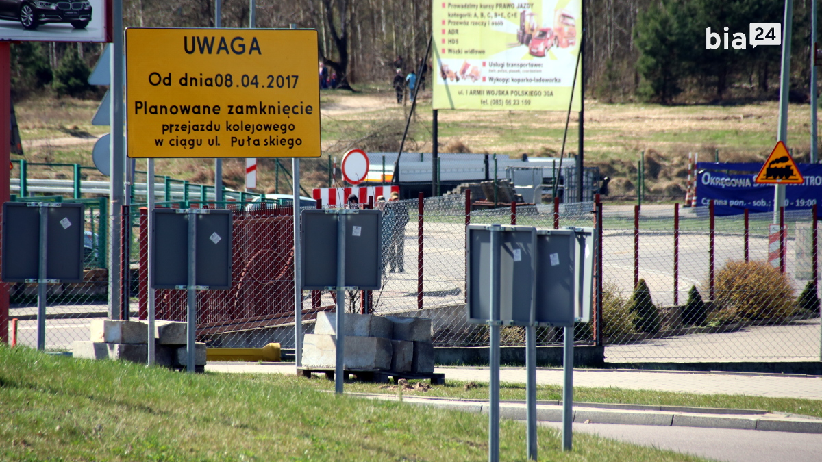 Skrzyżowanie ulic: Pułaskiego - Paderewskiego w&nbsp;dali zamknięty przejazd kolejowy w&nbsp;stronę Kleosina /fot. H. Korzenny/