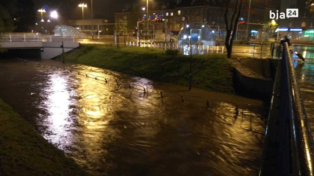 Pod mostem i&nbsp;pod wodą - ścieżka rowerowa pod ulicą Sienkiewicza /fot. H. Korzenny/