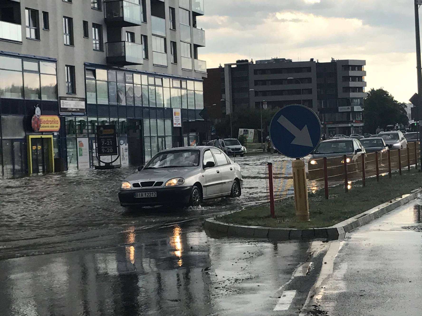 Ulica Kaczorowskiego i&nbsp;zalana Biedronka