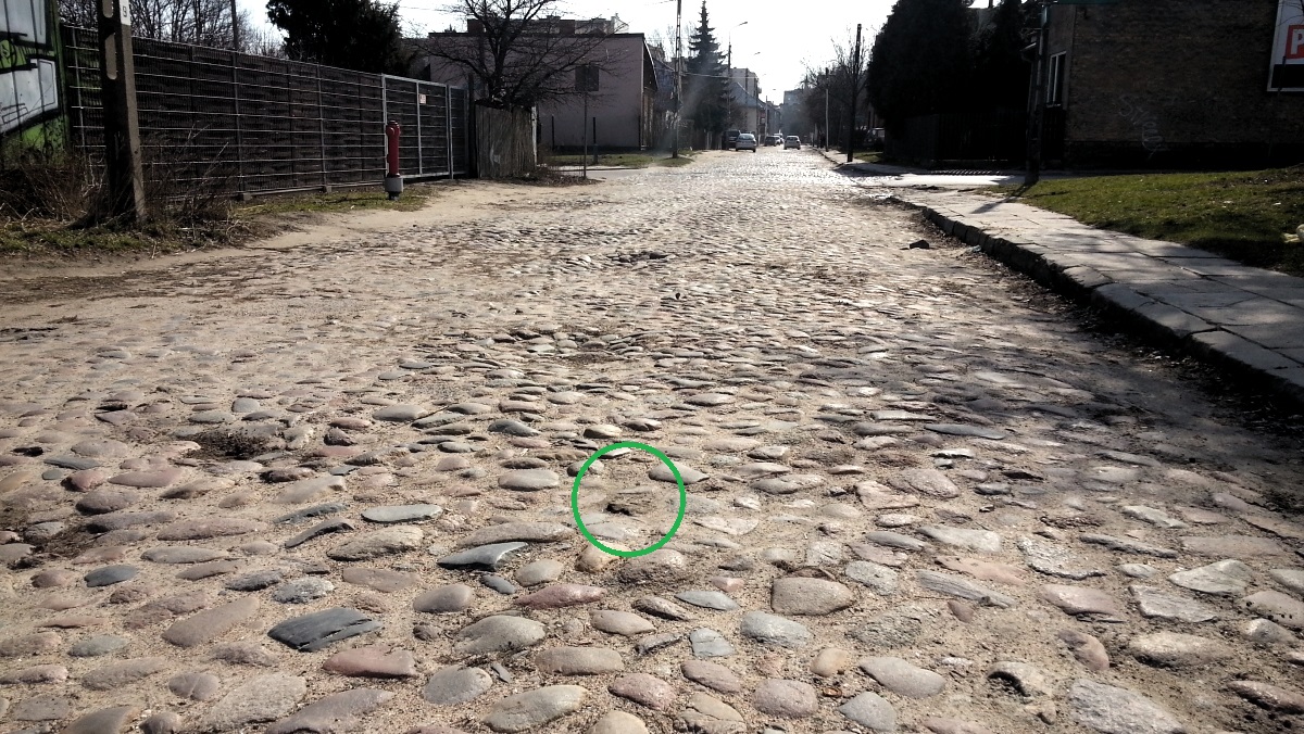 Ulica Czysta przed remontem (2015 r.) zaznaczony fragment drewnianego pala