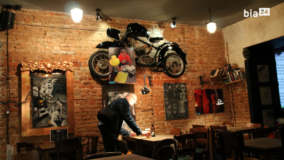 Hary Motorcycle Pub z&nbsp;pracami Sandry Malickiej /fot. H. Korzenny/