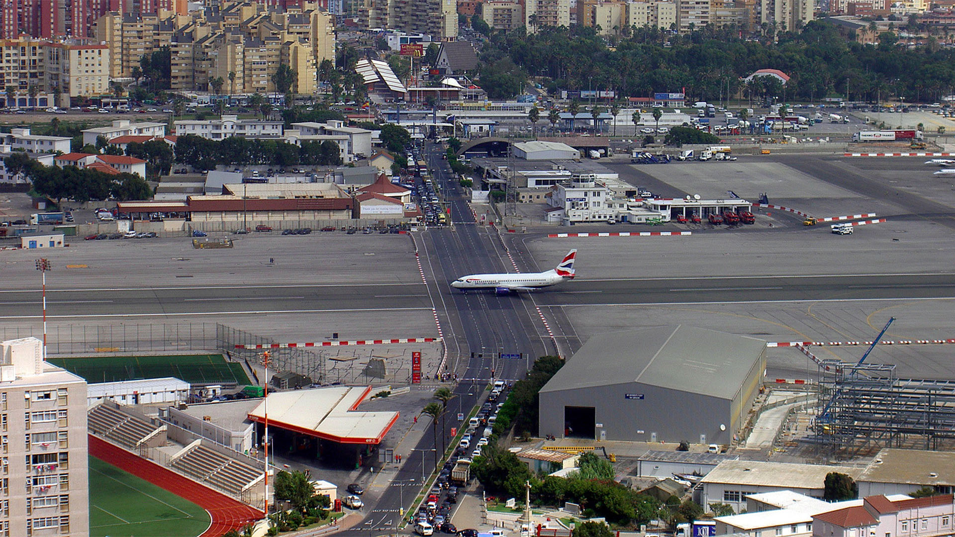 Gibraltar: pas startowy przecinający ulicę /fot. Wikipedia/