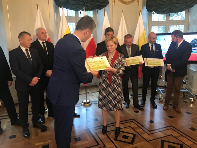 Burmistrz Łap otrzymała czek na&nbsp;2,3 mln złotych. Dzięki temu gmina chce rozwinąć się turystycznie /fot.BIA24/
