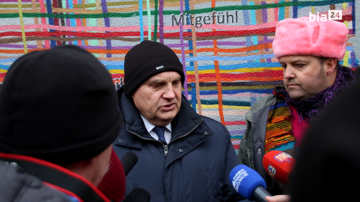 Prezydent Tadeusz Truskolaski przed odnowionym muralem /fot. H. Korzenny/