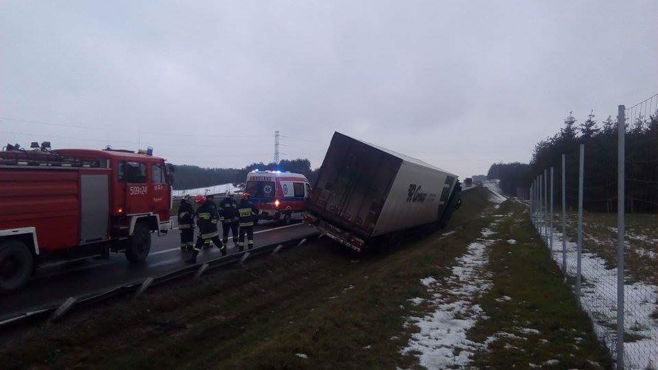 Tir w&nbsp;rowie na&nbsp;krajowej 8. /fot. OSP Rutki/