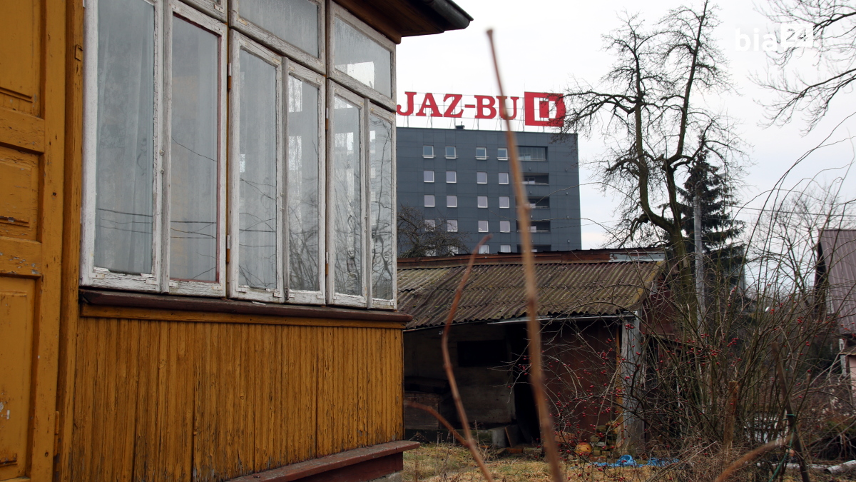 Zamiast drewnianych domów będą nowe bloki /fot. H. Korzenny/