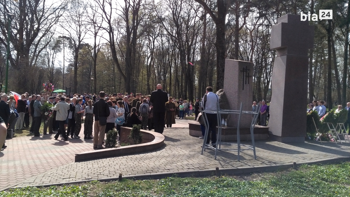 Zakończenie Marszu cieni przed pomnikiem katyńskim /fot. H. Korzenny/