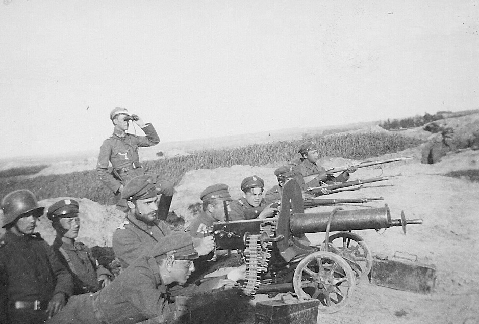 Żołnierze 21. pułku piechoty w&nbsp;okopie, ok. 1920 r. (ze&nbsp;zbiorów Muzeum Wojska w&nbsp;Białymstoku)