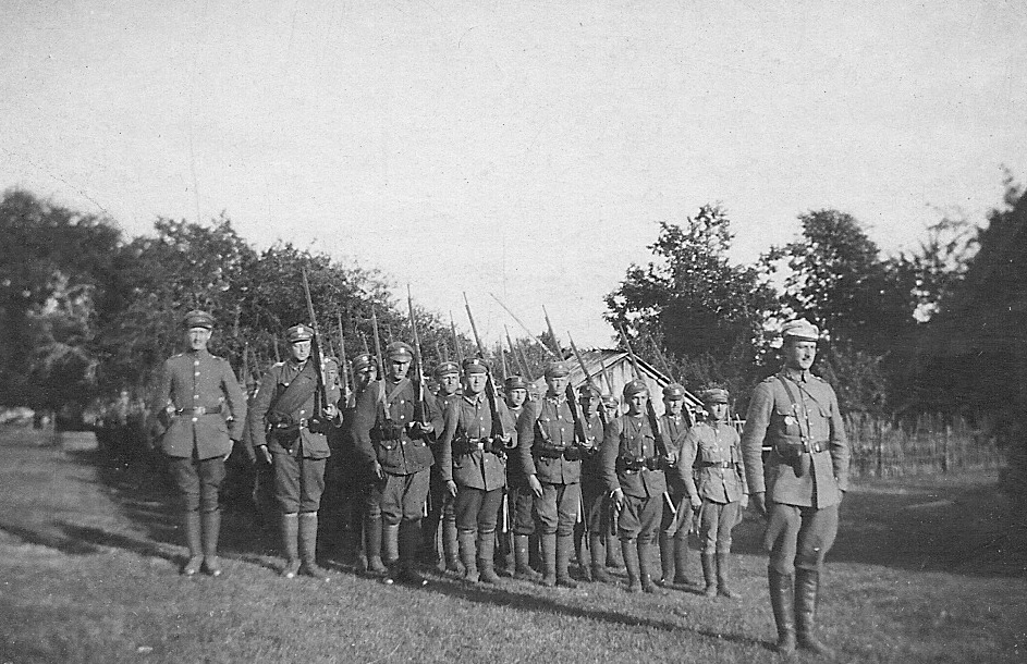 Kolumna marszowa 10. kompanii 21. pułku piechoty, ok. 1920 r. (ze&nbsp;zbiorów Muzeum Wojska w&nbsp;Białymstoku)