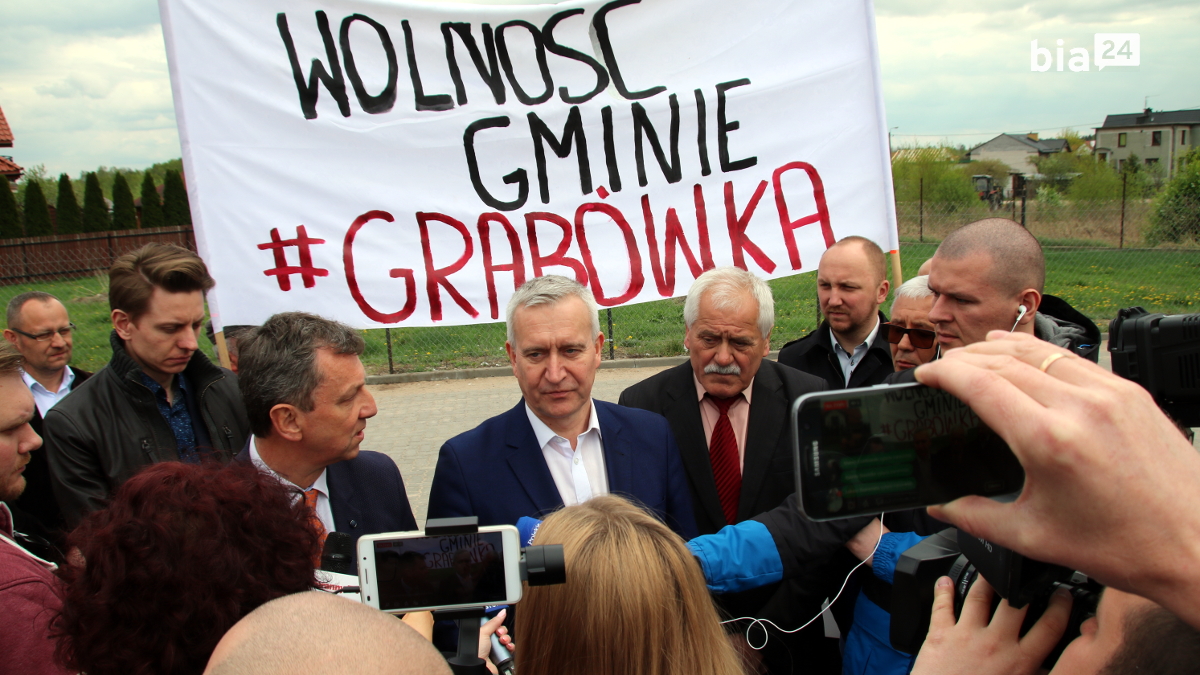 Pod transparentem Wolność gminie #Grabówka /fot. H. Korzenny/