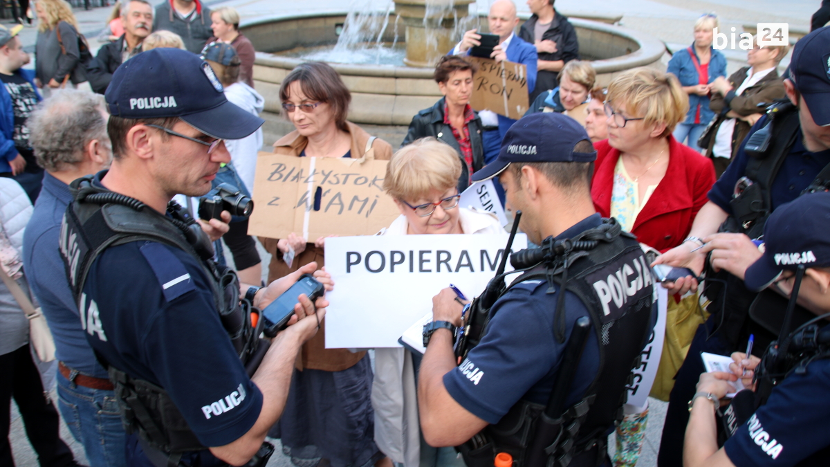 Policja spisuje organizatorów demonstracji /fot. H. Korzenny/