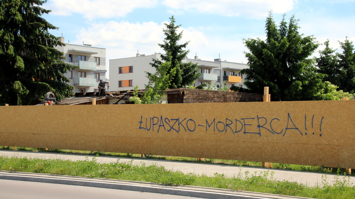 Napis na&nbsp;ogrodzeniu przy ul. Łupaszki /fot. archiwum Bia24/