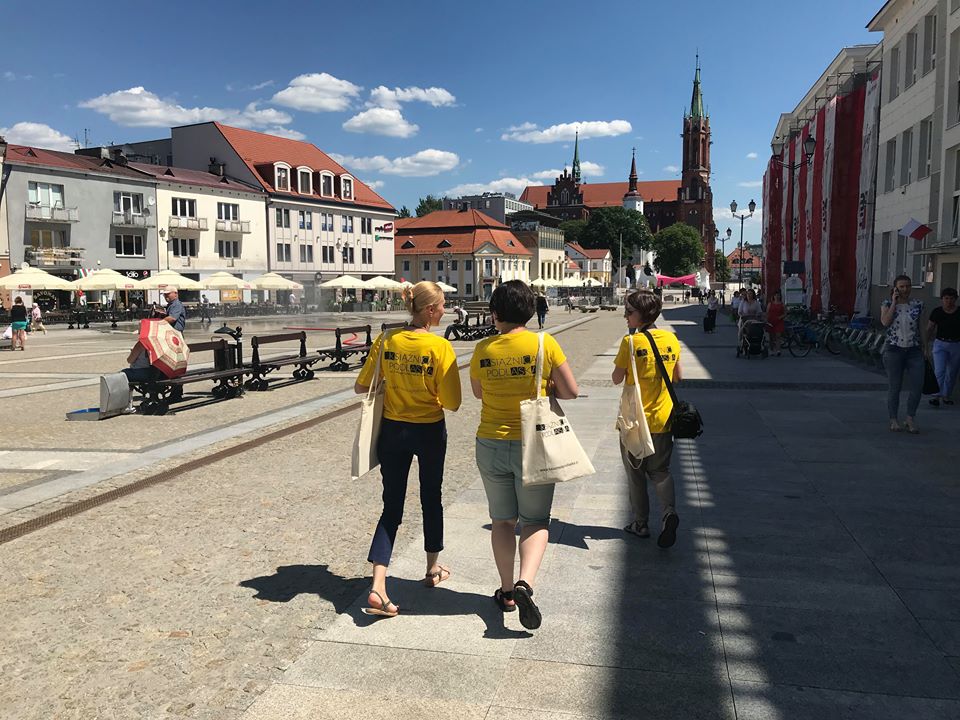Charakterystyczne żółte koszulki pomagały odnaleźć pracowników Książnicy /fot. Bia24/