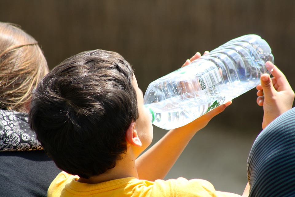 Zarówno przed podrożą jak&nbsp;i&nbsp;w&nbsp;jej trakcie dziecko powinno pić dużo chłodnej, niegazowanej wody. /fot. pixabay/