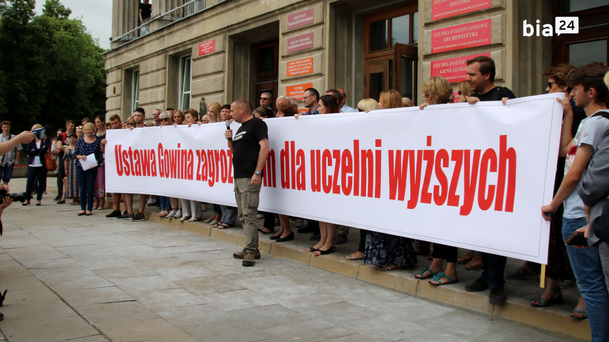 Protest przed uniwersytetem /fot. H. Korzenny/
