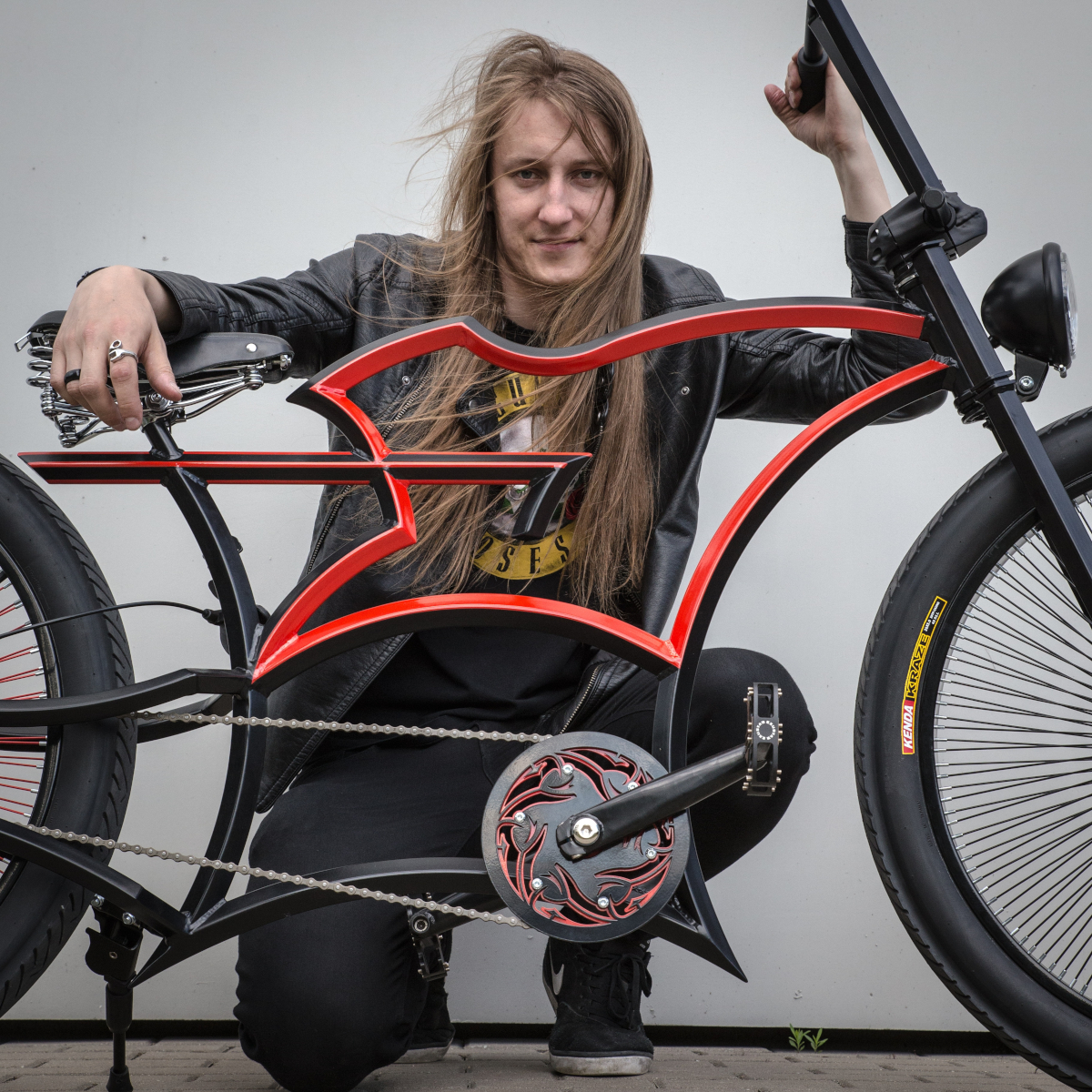 Adam Zdanowicz z&nbsp;rowerem wykonanym dla Slasha /fot. Adam Zdanowicz/