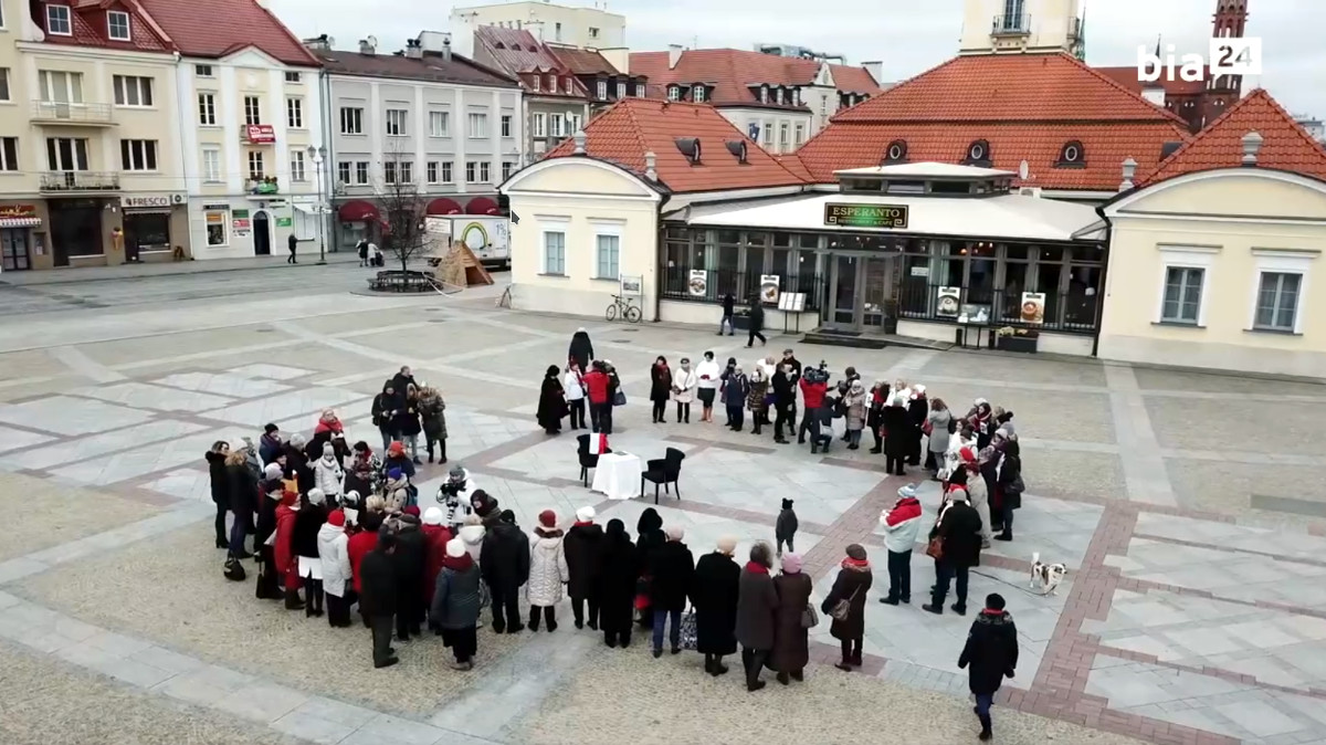 Kilkadziesiąt osób uczestniczyło w&nbsp;spotkaniu na&nbsp;placu przed ratuszem /fot. K. Jurczak-Bia24/