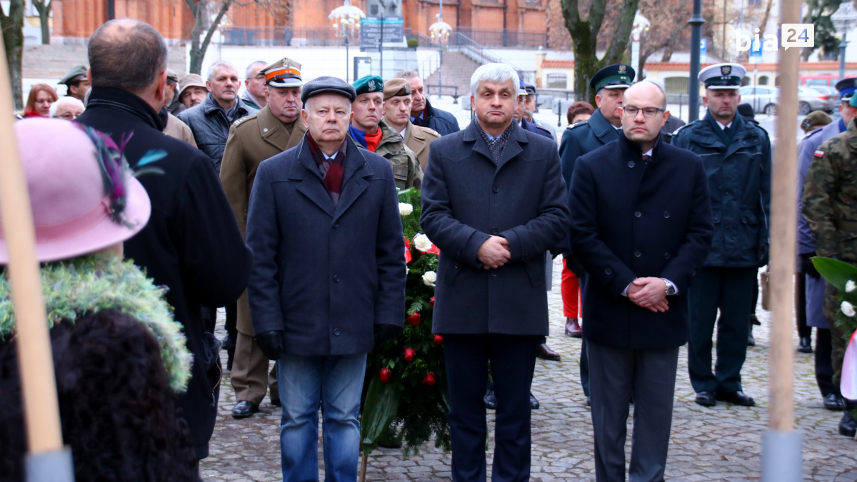 Uczestnicy uroczystości przed pomnikiem ks. Jerzego Popiełuszki /fot. H. Korzenny/