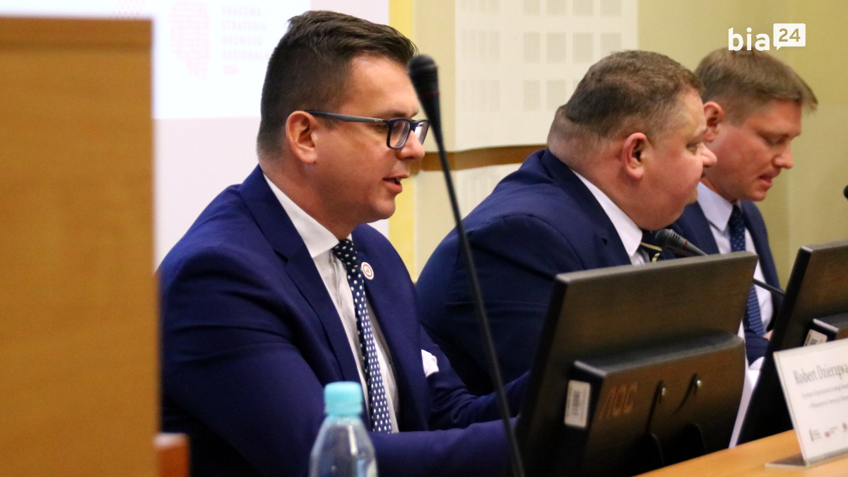 Minister Adam Hamryszczyk (z&nbsp;lewej) i&nbsp;członkowie zarządu województwa podczas konsultacji /fot. H. Korzenny Bia24/