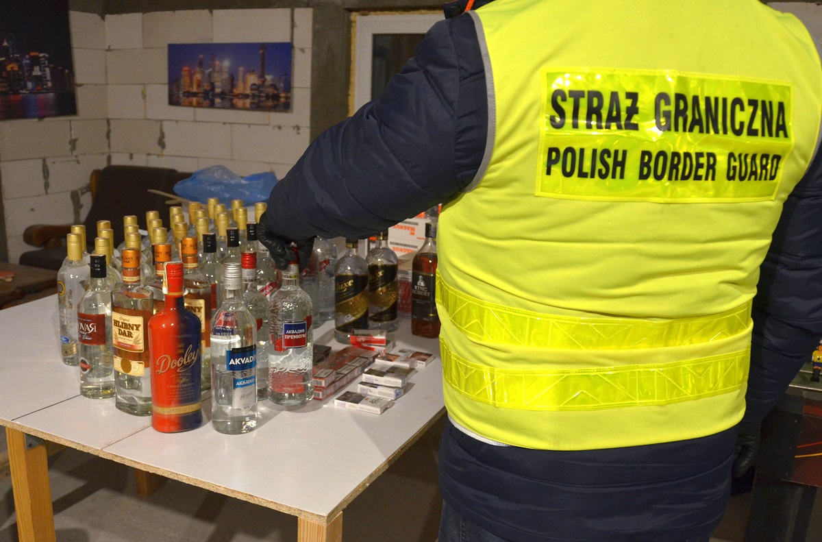 Funkcjonariusze znaleźli też 56 litrów wódki bez polskiej akcyzy /fot. POSG/