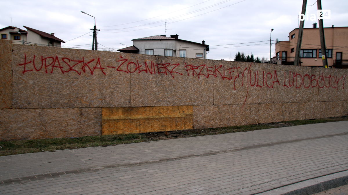 Napisy na&nbsp;ulicy mjr. Zygmunta Szendzielarza ps. Łupaszko /fot. H. Korzenny Bia24/