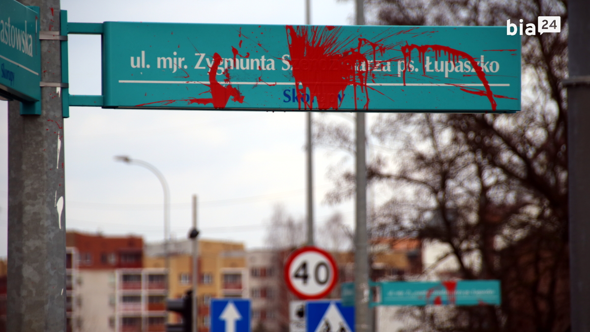 Czerwona farba na&nbsp;tablicy z&nbsp;nazwą ulicy - 4 marca 2019 /fot. archiwum Bia24/