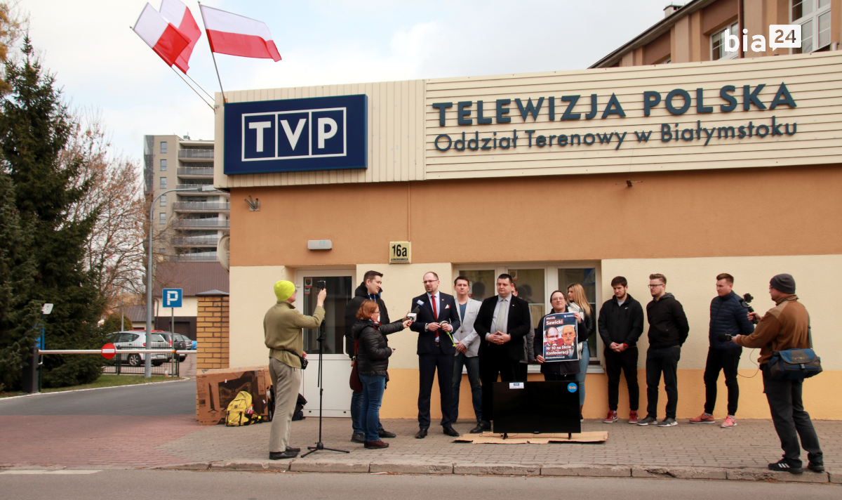 Uczestnicy happeningu przed siedzibą TVP w&nbsp;Białymstoku /fot. H. Korzenny Bia24/