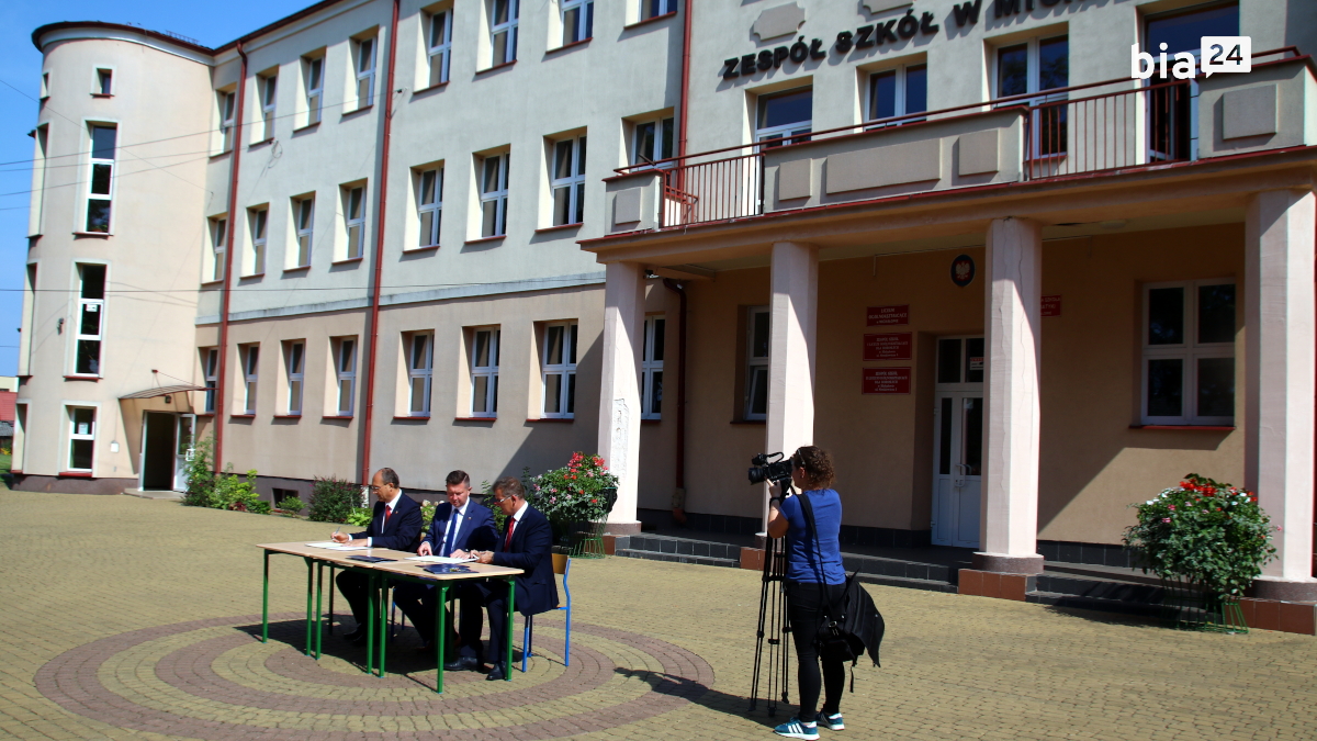 Podpisanie aktu przekazania szkoły /fot. H. Korzenny Bia24/