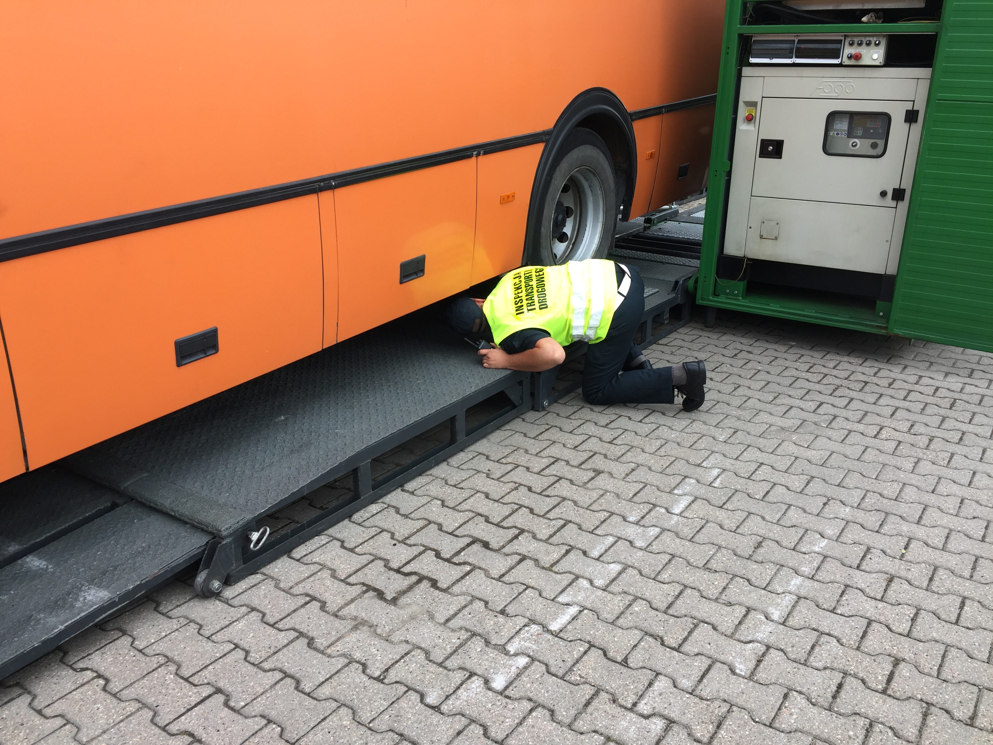 Inspektorzy ITD kontrolują sprawność autobusów szkolnych /fot. ITD/